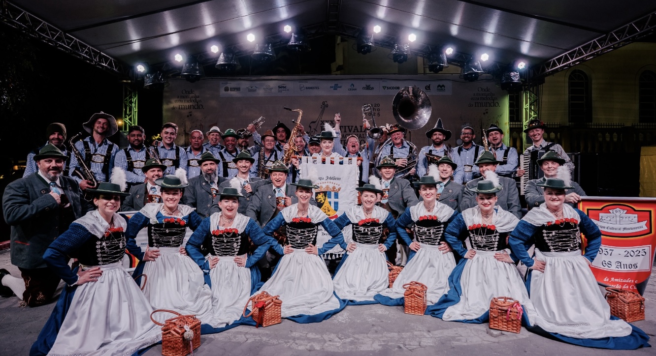 Apresentação do Grupo Folclórico Bergfreunde em sua primeira apresentação com música ao vivo, realizada pelo Grupo Cultural Martinense.